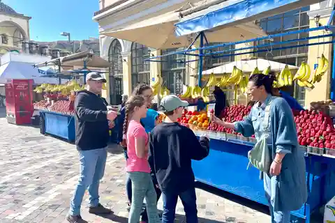 Delizioso tour gastronomico per famiglie Oltre 15 iconici cibi greci
