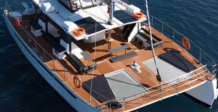Santorini: Catamaran Caldera Cruise with Meal and Drinks
