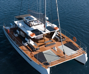 Santorini: Catamaran Caldera Cruise with Meal and Drinks
