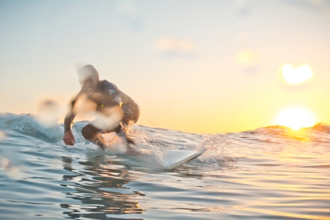 Apprenez à surfer sur les plages blanches du sud de Fuerteventura.