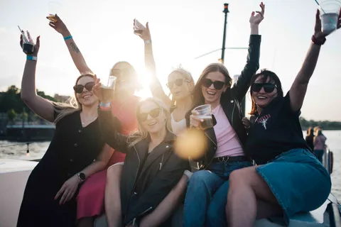 Varsavia: Festa in barca con bevande illimitate e ingresso al club VIP