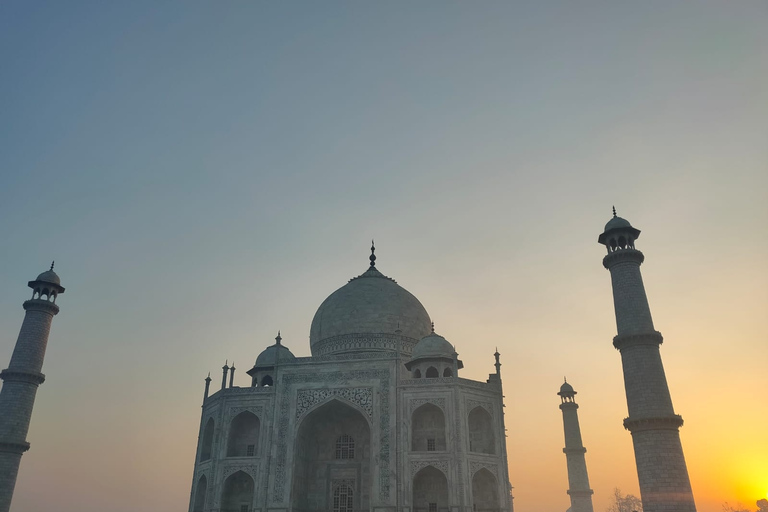 Taj Mahal, Agra: Excursão ao nascer do sol saindo de Nova Délhi de carroCarro + guia + ingressos + almoço