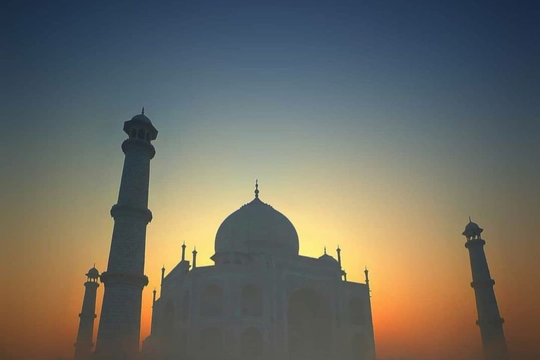 Taj Mahal, Agra: Excursão ao nascer do sol saindo de Nova Délhi de carroCarro + guia + ingressos + almoço