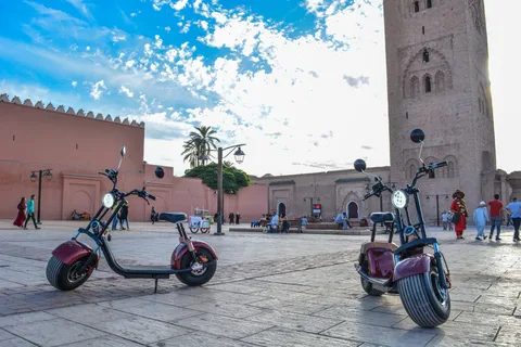 Marrakech: Glijd door de Rode Stad op een EcoScooter Tour!