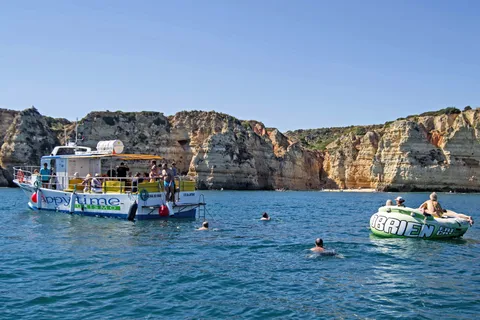 Au départ de Lagos : visite guidée de 2,5 heures en bateau sur la côte et visite de la grotte.