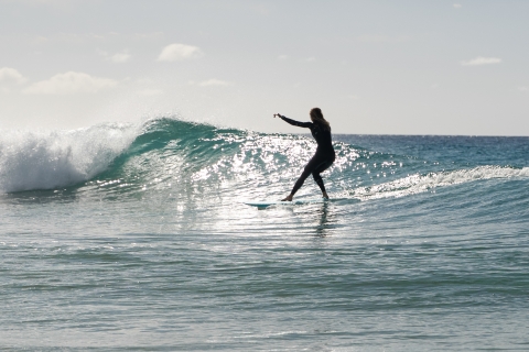 Lerne das Surfen an den weißen Stränden im Süden FuerteventurasSurfkurs an Fuerte's Traumstränden inkl. Abholung vom Hotel