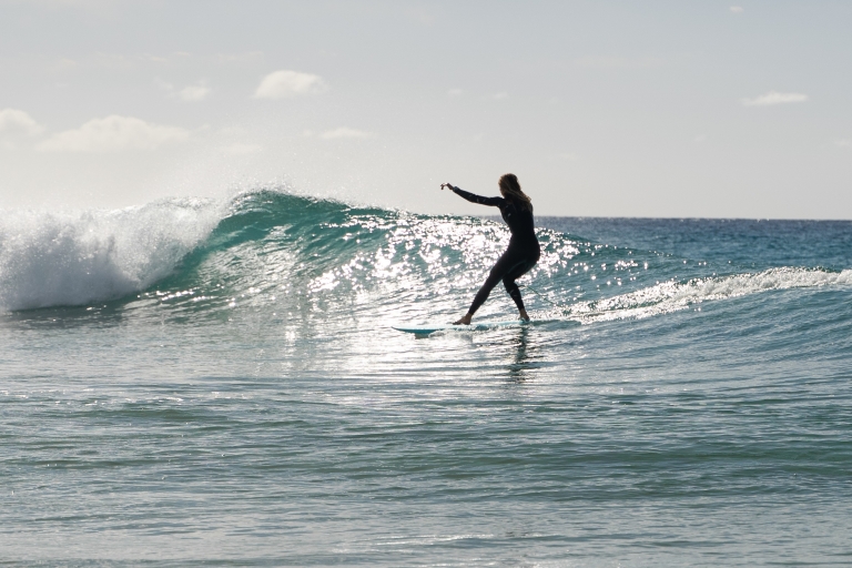 Aprende a surfear en las playas de arena blanca del sur de Fuerteventura