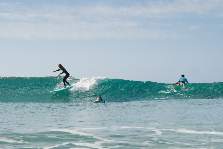 Apprenez à surfer sur les plages blanches du sud de Fuerteventura.3 jours de cours de surf sur les plages infinies de Fuerte, avec prise en charge.