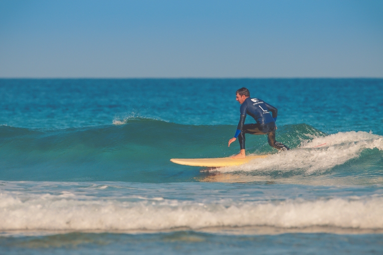 Apprenez à surfer sur les plages blanches du sud de Fuerteventura.