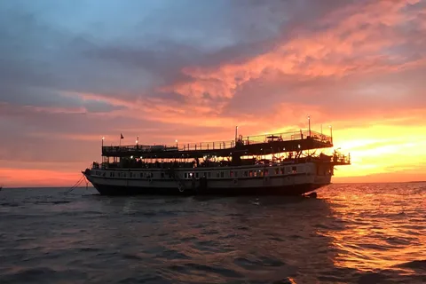 Jantar ao pôr do sol: Aldeia flutuante do lago Tonle Sap