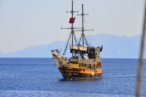 Bodrum : Excursion en bateau pirate avec déjeuner barbecue