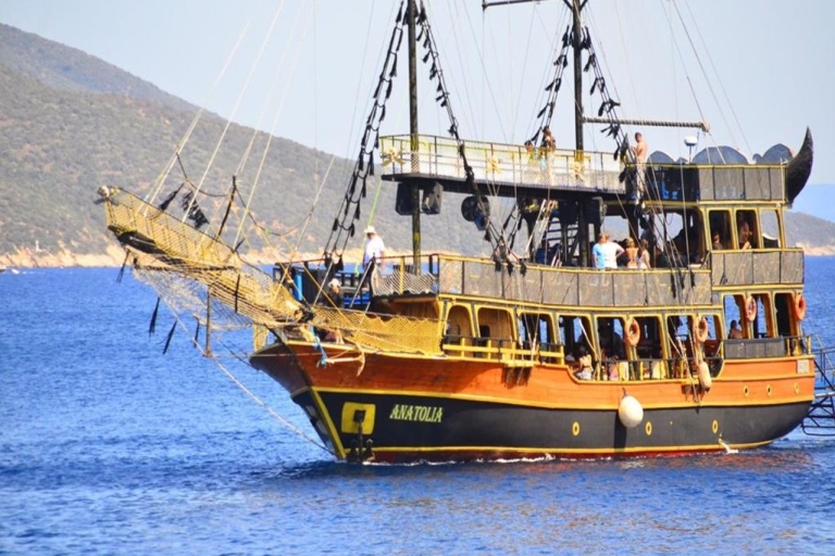 Bodrum : Excursion en bateau pirate avec déjeuner barbecueExcursion en bateau pirate à Bodrum avec prise en charge à l'hôtel