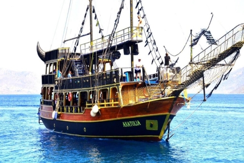 Bodrum: wycieczka statkiem pirackim z lunchem z grillaWycieczka łodzią piracką do Bodrum z odbiorem z hotelu