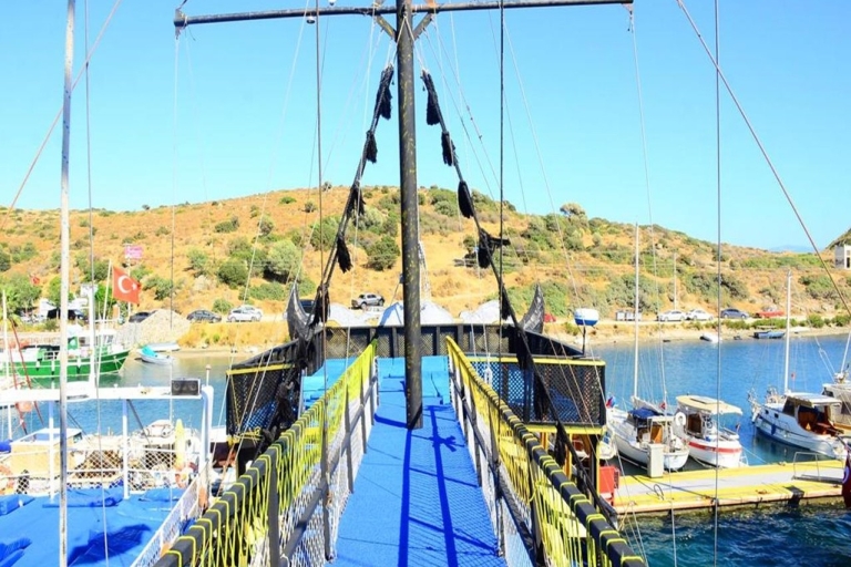 Bodrum : Excursion en bateau pirate avec déjeuner barbecueExcursion en bateau pirate à Bodrum avec prise en charge à l'hôtel