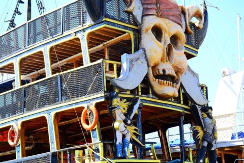 Bodrum: Excursión en barco pirata con almuerzo barbacoaExcursión en barco pirata en Bodrum con recogida en el hotel