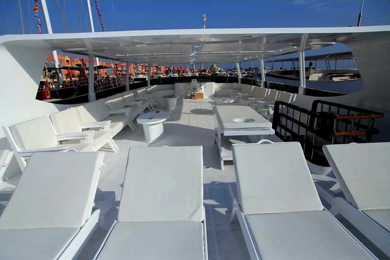 Hurghada: luxe cruisereis naar Orange Bay met lunchVan buiten Hurghada