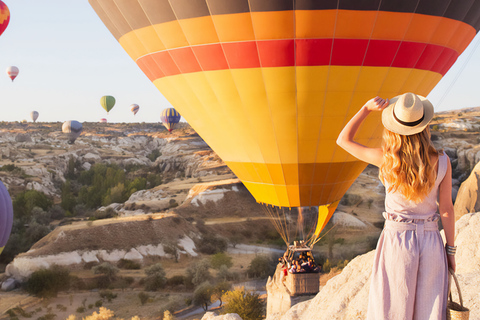 Cappadoce : Excursion photo au lever du soleil en montgolfièreExcursion photo au lever du soleil en montgolfière