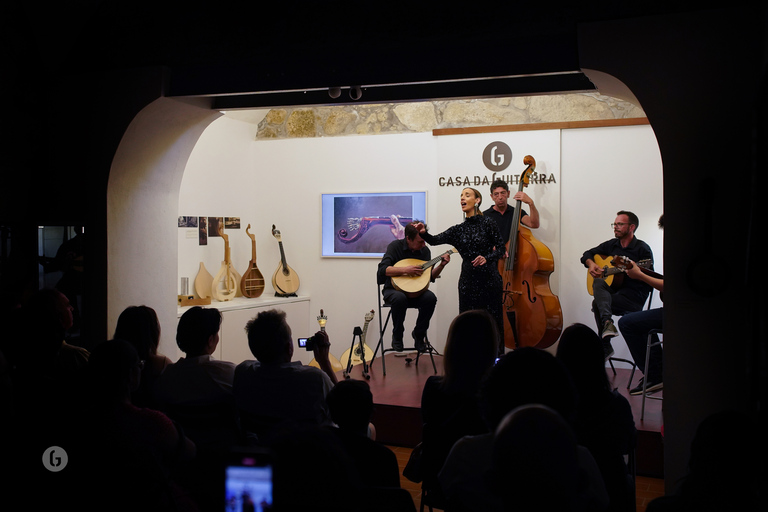 Porto: Fado-konsert med portvin i Historisk musikaffär