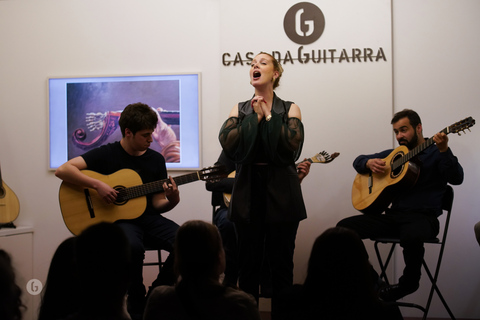 Porto: Concerto di Fado con vino di Porto nel negozio di musica storica