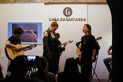 Porto: Fado-konsert med portvin i Historisk musikaffär