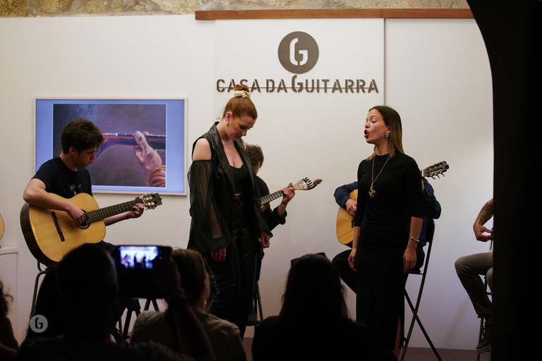 Porto: Concerto de Fado com Vinho do Porto na Loja de Música Histórica