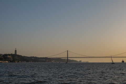 Lissabon: Tages-/Sonnenuntergang-/Nacht-Segeltour + GetränkSegeltour Sonnenuntergang: Englisch, Spanisch, Portugiesisch