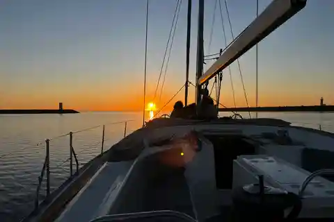 Cruzeiro no Rio Douro no Porto: Um dia de sol e um pôr do sol tranquilo