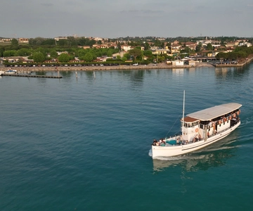 Peschiera: Afternoon Boat Trip to Sirmione with Swim Stop