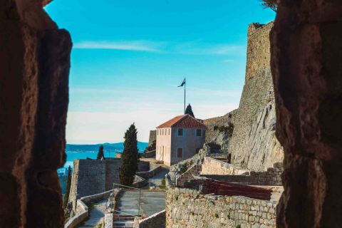 Split: Sunset Klis Fortres tour with sightseeing bus