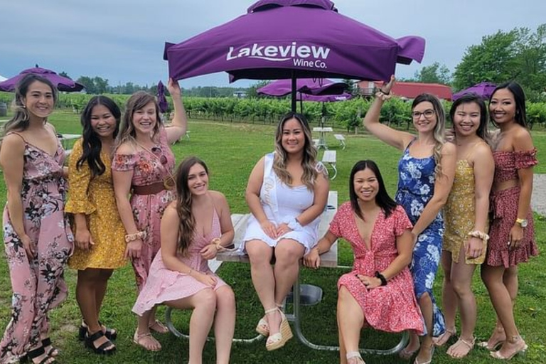 Visite des vignobles avec déjeuner Niagara On The LakeLieu de rendez-vous central : Visite des vignobles avec déjeuner