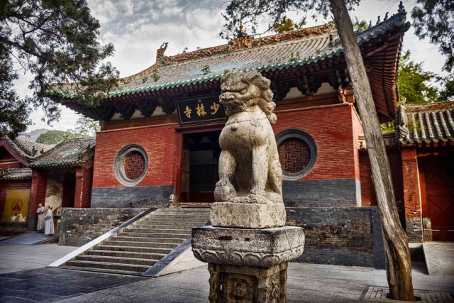 Visit Zhengzhou Private Tour to Shaolin Temple with Kungfu Show in Zhengzhou