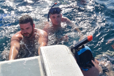 Private Dolphin Snorkeling Tour, uitrusting en drankjes voorzien.Privé snorkeltrip met dolfijnen, uitrusting aanwezig.