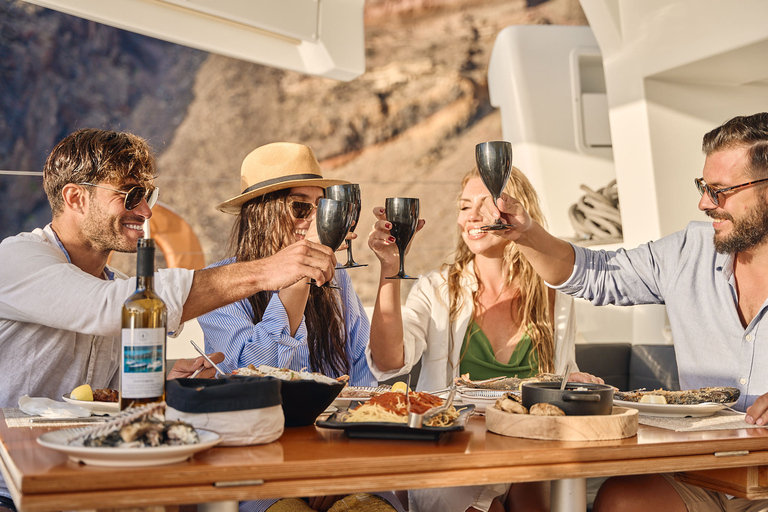 Santorin : croisière en catamaran de luxe avec repas et boissonsSantorin : croisière matinale en catamaran de luxe tout compris