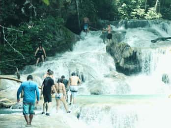 Desde Huatulco: Mágicas Cascadas de Copalitilla con Entrada