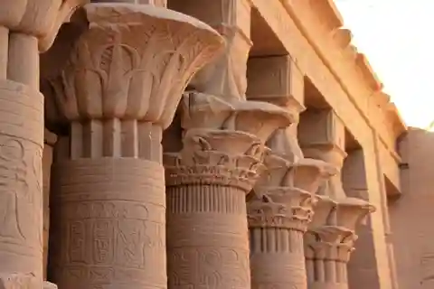 From Luxor: Day Tour to Abydos Temple and Dendera Temple