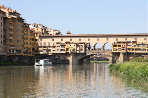 Florence: Arno River Sightseeing Cruise with Commentary
