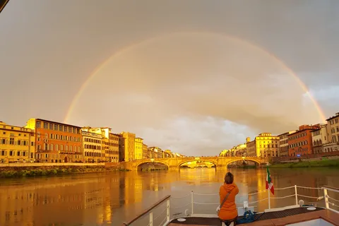 Firenze: Crociera sul fiume Arno con aperitivo
