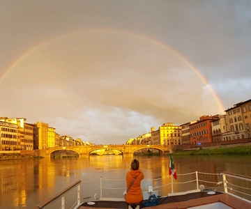 Florence: Arno River Cruise with Aperitivo