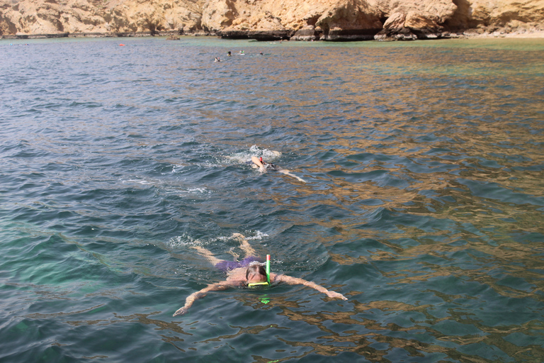 Mascate: Observação de golfinhos e passeio de mergulho com snorkel em lancha rápidaMascate: aluguel de iate de luxo