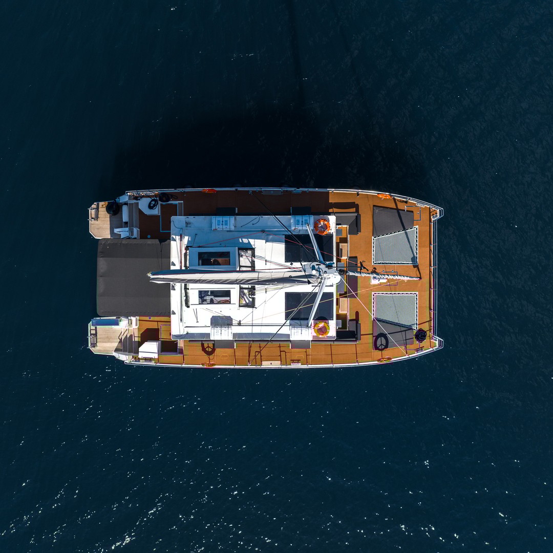 Santorini: Catamaran Caldera Cruise with Meal and Drinks