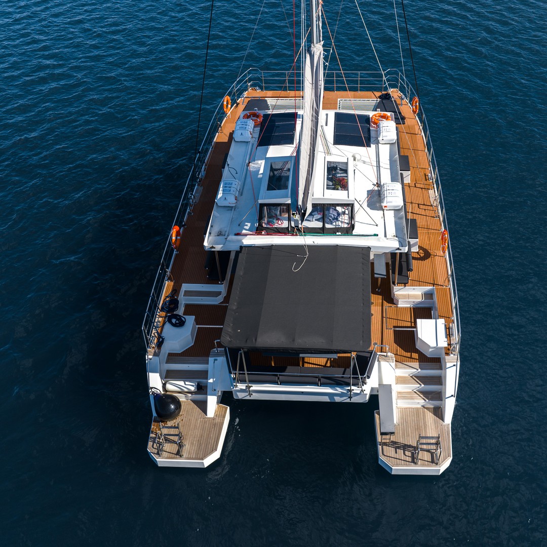 Santorini: Catamaran Caldera Cruise with Meal and Drinks