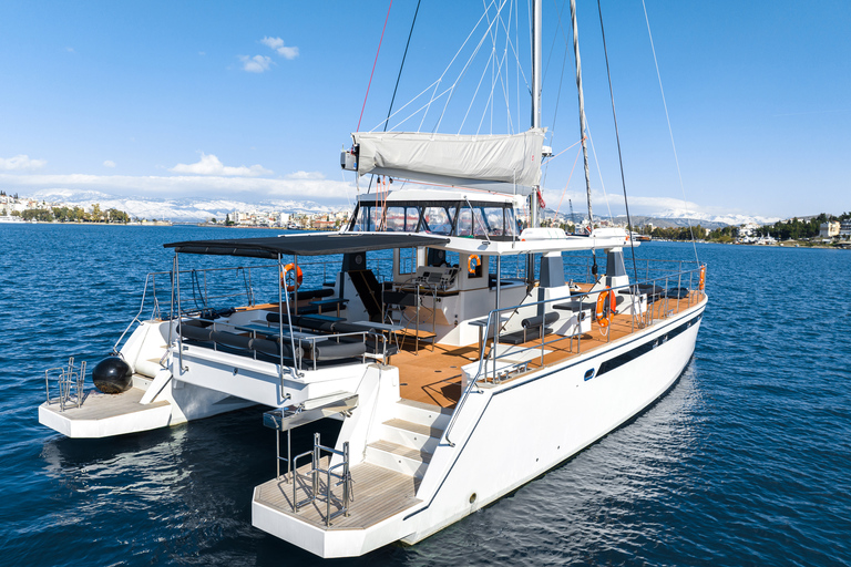 Santorin : Croisière en catamaran sur la caldeira avec repas et boissonsCroisière en journée