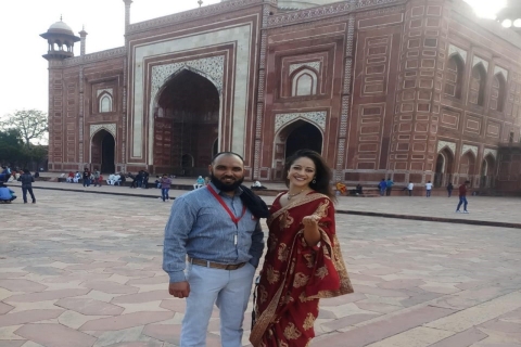 Entrada al Taj Mahal con Mausoleo