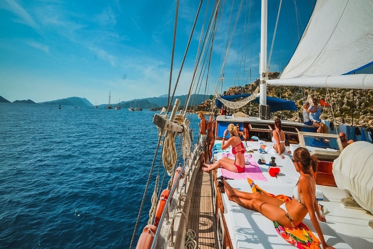 Kusadasi: Ganztägige Bootsfahrt mit Mittagessen und Hotelabholung