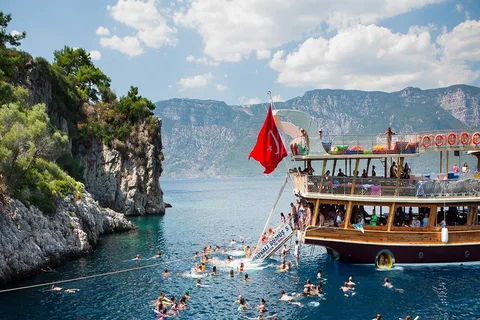 Kuşadası: Öğle Yemeği ve Otel Karşılama ile Tam Gün Tekne Turu