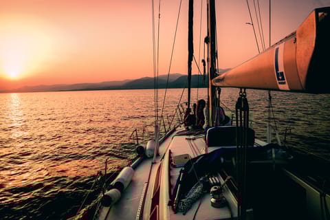 Dia Island: Sunset Sailing Trip with Dinner