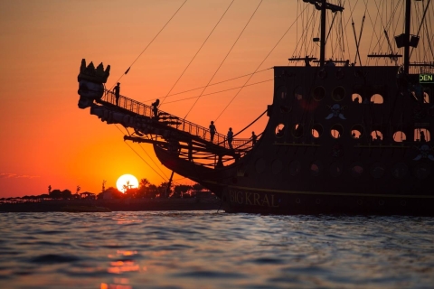 Von der Seite: Big Kral Legend Piratenbootsfahrt