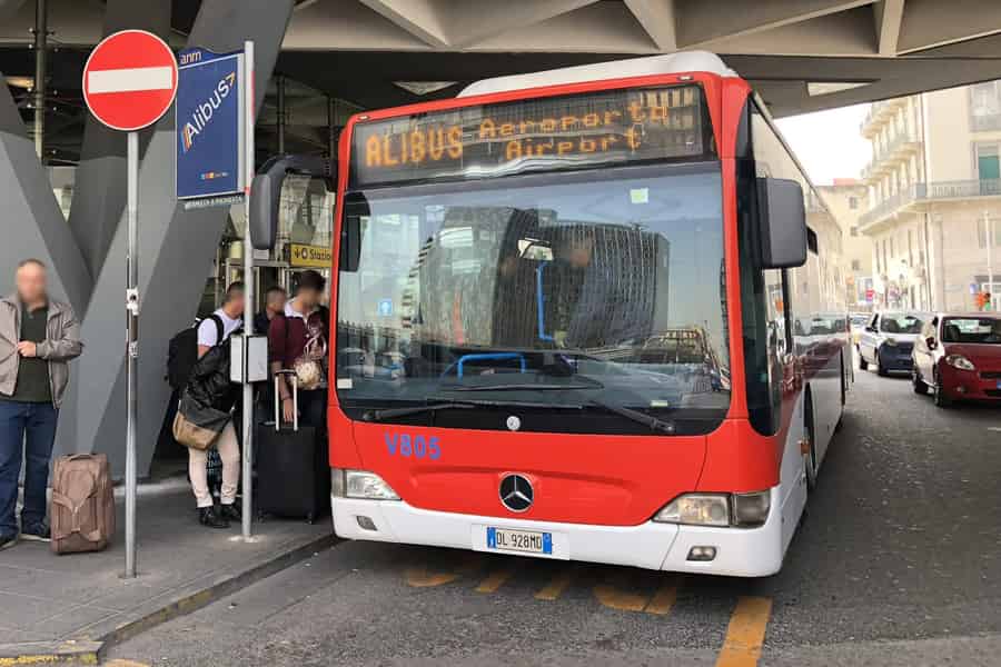 Neapel Flughafen: Bustransfer zum/vom Bahnhof Neapel Maritim. Foto: GetYourGuide