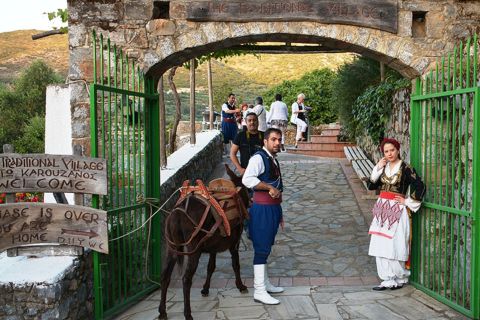 Dança e comida tradicional da noite cretense