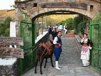 Crete: Traditional Dance Show and Buffet Dinner with Wine
